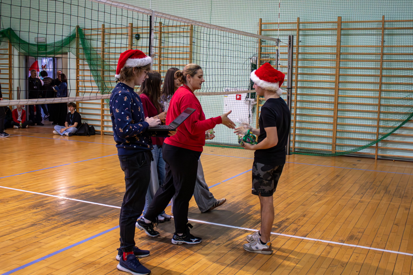 Zdjęcie Mikołajkowy Turniej Piłki Siatkowej 05.12.2025 N-109400d81f-18a6-4ae5-b9b1-cd9ec5937fb7.jpg w galerii VI Mikołajkowy Turniej Piłki Siatkowej Trójek